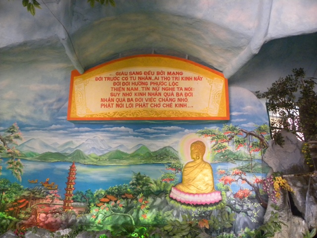 Vẻ đẹp của Phật Giáo thể hiện ngay ở bức phù điêu trên tường mà du khách sau khi đi vào cổng chùa. Ở đây Đức Phật tọa trên đài sen tỏa ánh hào quang nhìn về cảnh chùa, cảnh núi, sông, non nước